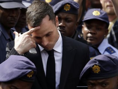 Oscar Pistorius a la salida del juicio.