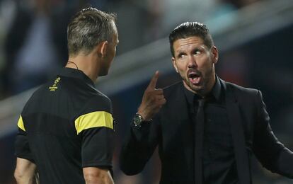 Diego Simeone protesta pelo tempo extra dado pelo juiz no final do primeiro tempo da prorrogação.