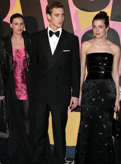 El protagonismo del Baile de la Rosa de este año ha pasado a la generación más joven. Los hijos de Carolina de Mónaco, en la imagen (Julliet Maillot, Pierre y Charlotte) acudieron anoche a la tradicional gala benéfica que tiene lugar todos los años en Mónaco, en la que actuó el músico estadounidense Chuck Berry.