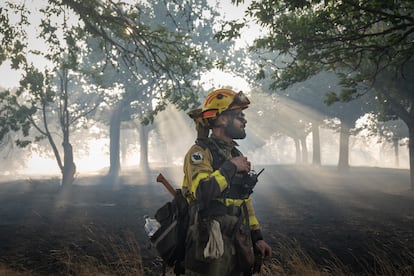 Rubén Orgueira descansa un instante durante el incendio forestal en Pentes, Ourense, este miércoles.