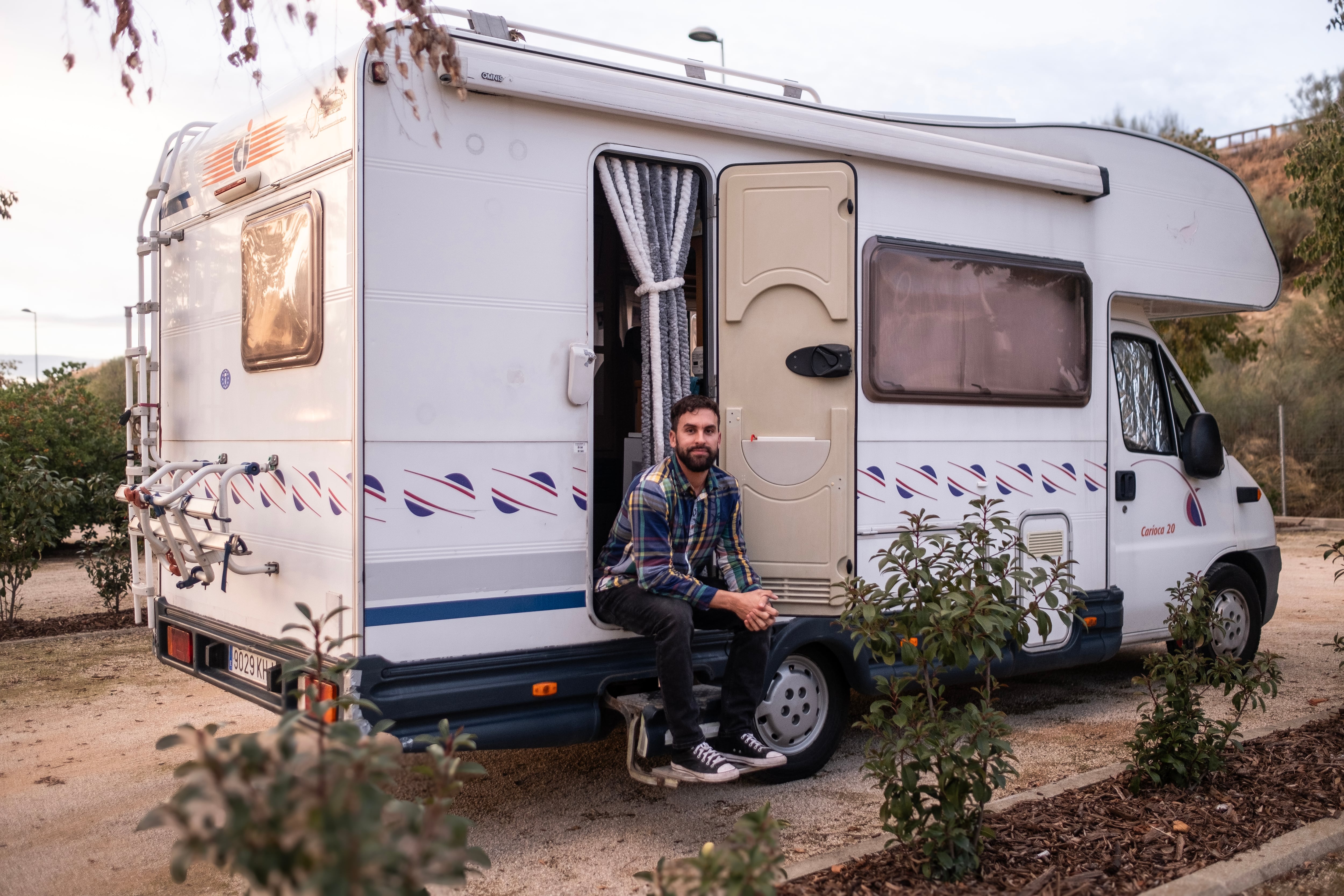 Antonio Doménec, junto a su autocaravana en un parking de Madrid.