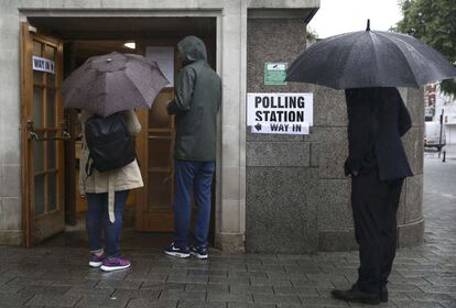 Votantes en Londres en las primeras horas de apertura de los colegios electorales. Han abierto a las 7 hora local (8 hora española) y permanecerán así hasta las 22 horas (las 23 en España).