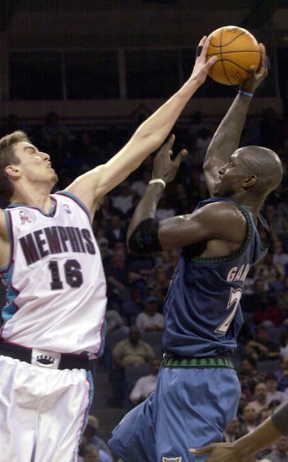 Kevin Garnett (14º en la lista de anotadores de la NBA con 25.934 puntos) intenta lanzar ante Pau Gasol en un Memphis-Minnesota de 2001.