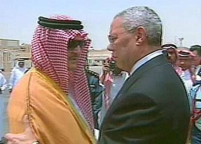 Colin Powell saluda al príncipe Saud a su llegada, esta mañana, a Riad.
