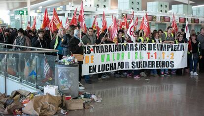 Protesta de los trabajadores de la limpieza en el quinto día de huelga.