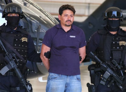 La Policía Federal muestra a Arnoldo Rueda Medina, alias "La Minsa", uno de los más importantes capos del cártel de La Familia Michoacana, detenido en Michoacan.