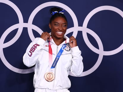 La atleta Simone Biles con su medalla de bronce.
