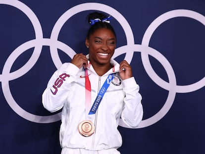 Simone Biles posa con su medalla de bronce.