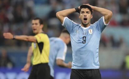 Suárez marcou um gol de pênalti marcado com a interferência do VAR.