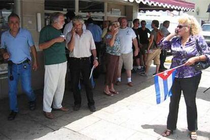 Exiliados cubanos, ayer frente al café Versailles de Miami.