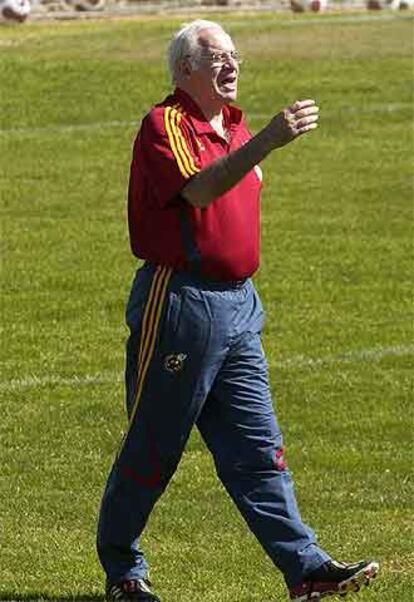 Luis Aragonés, ayer durante el entrenamiento.