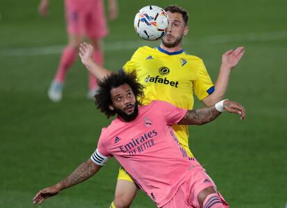 Marcelo trata de proteger un balón ante el cadista Malbasic.