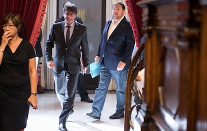 El presidente catalan, Carles Puigdemont, junto al vicepresidente, Oriol Junqueras.