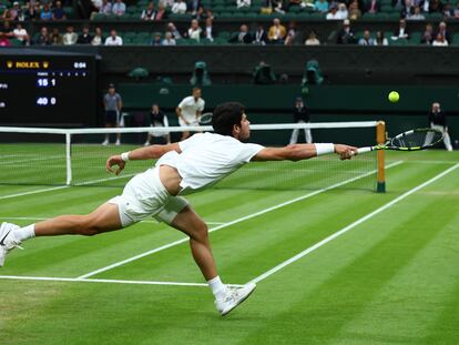 Alcaraz durante el partido de semifinal de Wimbledon ante Medvedev.