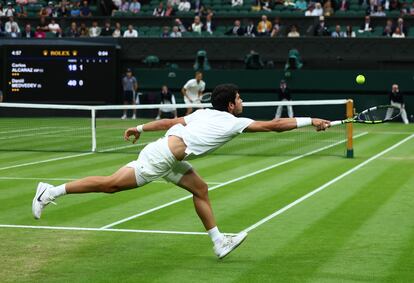 Alcaraz durante el partido de semifinal de Wimbledon ante Medvedev.