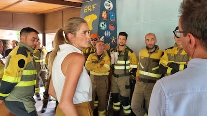 La vicepresidenta tercera y ministra para la Transición Ecológica y el Reto Demográfico, Sara Aagesen, durante su visita de este sábado a los efectivos de la brigada forestal (BRIF) de Pinofranqueado (Cáceres).