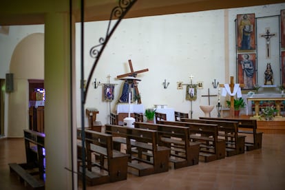 Interior de la iglesia de Entrerríos (Badajoz). En muchas ocasiones, la arquitectura y el arte de vanguardia de los pueblos de colonización conviven con otras obras de estilo tradicional. El retablo es obra de José Vento.
