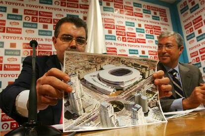 El presidente del Valencia, Juan Soler, enseñó ayer la maqueta escogida para el nuevo estadio.