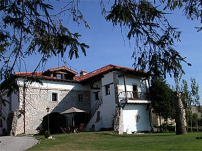 La Casona de Suesa, en Cantabria, cuenta con nueve habitaciones y un jardín de 3.000 metros cuadrados.