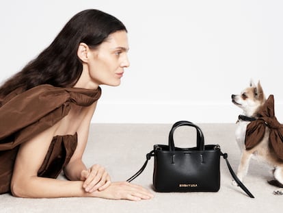 Tejidos resignificados y ‘charms’ maximalistas: cómo convertir un bolso esencial en el accesorio más original de la temporada