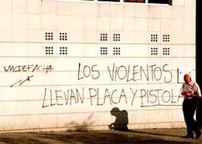 Grafitos realizados en Barcelona durante la última manifestación de apoyo a los 'okupas'.