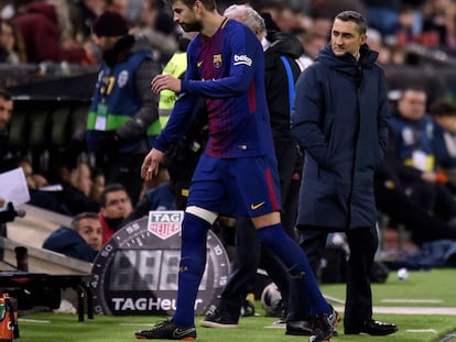 Valverde observa como Piqu&eacute; deja el campo tras ser sustituido por Mina. 