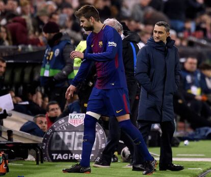 Valverde observa como Piqu&eacute; deja el campo tras ser sustituido por Mina. 