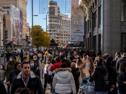 Decenas de personas en la calle Gran Vía de Madrid.