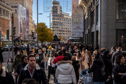 Decenas de personas en la calle Gran Vía de Madrid.