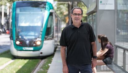 Pere Macias, en una estaci&oacute; de tramvia. 