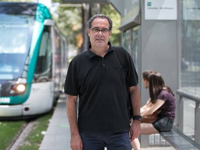 Pere Macias, en una estaci&oacute; de tramvia. 