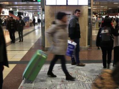 Varios viajeros se disponen a tomar un tren en la estaci&oacute;n de Chamart&iacute;n, en Madrid. EFE/Javier Liz&oacute;n