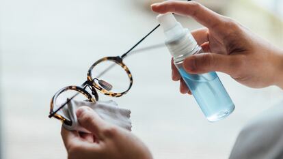 Estos productos garantizan un acabado antivaho en los cristales de las gafas en tan solo unos segundos. GETTY IMAGES.