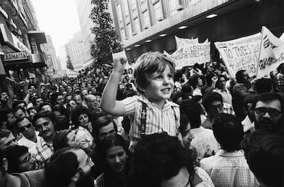 El niño Daniel Rivas Azcueta, a hombros de su padre en la manifestación en Madrid del 22 de junio de 1976.