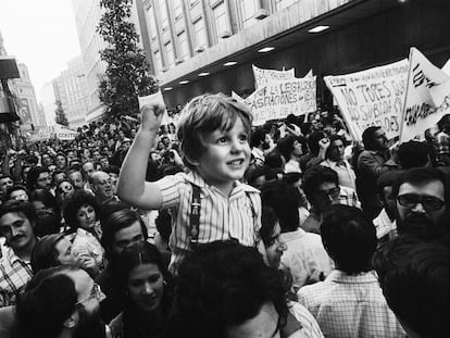 El niño Daniel Rivas Azcueta, a hombros de su padre en la manifestación en Madrid del 22 de junio de 1976.