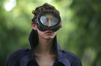 Una modelo posa con una creación para la temporada otoño-invierno presentada por 'On Aura Tout Vu', durante el desfile de alta costura de París.