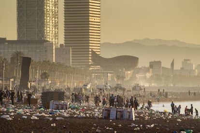 Final de la revetlla de Sant Joan a les platges de Barcelona