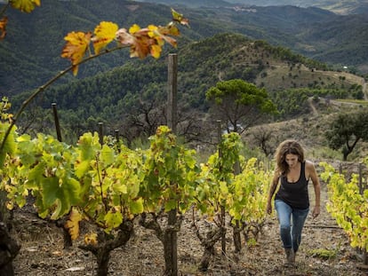 La viticultora Sara Pérez, en su finca Els Escurçons, en el Priorat. De aquí salen como máximo 3.000 botellas de un tinto único. A la derecha, su mano sobre una barrica de vinos rancios.