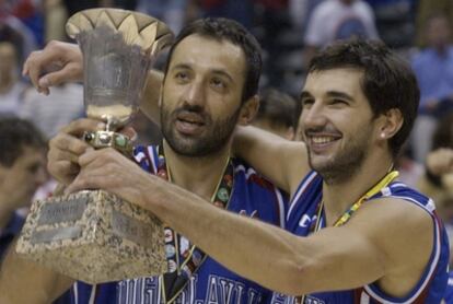 Stojakovic y Divac celebran el título mundial conseguido en 2002.