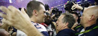 Brady y Belichick se abrazan tras la final de la Super Bowl.