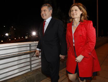 Gordon Brown y su esposa se dirigen al recuento de votos de Kirkcaldy y Cowdenbeath, en colegio Adam Smith.