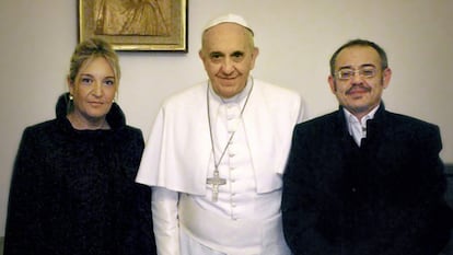 Diego Neira y su pareja, Macarena, recibidos por el papa Francisco en el Vaticano en 2015, en una imagen cedida por el autor.