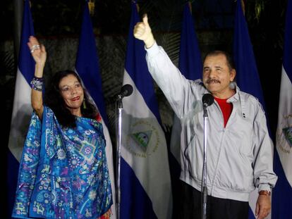 Daniel Ortega e sua esposa Rosario Murillo, após votarem nas eleições da Nicarágua.