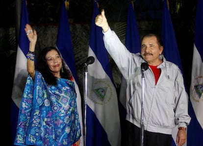 Daniel Ortega, y su esposa Rosario Murillo, despu&eacute;s de votar en las elecciones de Nicaragua.