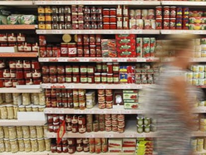 Linea de conservas vegetales en un hipermercado Alcampo