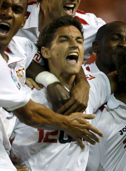 Navas celebra con sus compañeros el gol que le marcó el domingo al Madrid, el primero del Sevilla.