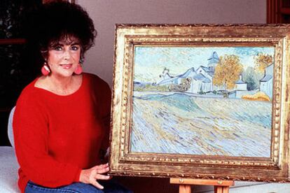 La actriz Liz Taylor, junto a la obra de Van Gogh <i>Vista del asilo y capilla de Saint-Remy.</i>