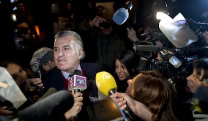 Luis Bárcenas, arribant a casa seva després de sortir de la presó.