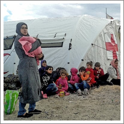 <p>Hay sonrisas que te parten el alma. Así, sin edulcorantes. Encontré la mía en una ‘idílica’ isla de Grecia, Samos, uno de los principales puntos de entrada a Europa de las miles y miles de personas que escapan de la guerra en Siria, Afganistán y otros tantos mataderos abiertos en los márgenes del mundo, y en los que llueven bombas con rencor, con el único argumento del insomnio de las armas.</p>  <p>Allí, en la zona portuaria de esta isla, un grupo de cooperantes de Cruz Roja Española ha desplegado una Unidad Móvil de Salud y ha montado un ‘Espacio Feliz’ para los menores refugiados, un lugar para actividades de ocio y juego para unos peques acostumbrados a la sordidez de la guerra. </p>  <p>Una de las cosas que más les gusta a los peques, que, al parecer, son bastantes parecidos a los nuestros, es jugar con la plastilina, dibujar y hacer aviones de papel. Sí, son muy parecidos a nuestros peques, pero no iguales. Porque los aviones de papel que hacen los pequeños refugiados sirios están cargados de bolitas de plastilina.</p>  <p>Me apresuré a tomar uno de estos aviones y me atreví a ‘corregir’ a los niños porque, al jugar con ellos, caían trozos de plastilina que habían puesto dentro. Y allí, en una idílica isla de Grecia, la sonrisa de un niño que me explicaba que eran bombas me trepanó un trozo de alma. Sin anestesia.</p>  <p>Imaginaos cómo tiene que sentirse una persona que asiste a una madre refugiada que ha perdido a uno o varios bebés en esa travesía, a personas deslomadas con sus hermanos discapacitados a hombros, a un hombre con cáncer que no quiere morir en Siria… a personas que llegan ‘sobrepasadas’. No se hace pie en sus ojos. ¿Qué puede llevar a una madre a subirse a un bote con riesgo de muerte para sus pequeños? Creo que es fácil imaginar que, desde Siria, la llamada al infierno es tarifa local.</p>