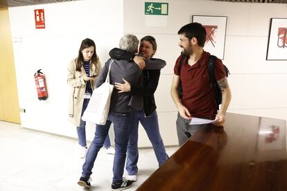 La representante de IU se abraza con la representante de Yolanda Díaz, en presencia de la representante de Podemos y de Sumar a las puertas del registro de la Junta Electoral Central este viernes.